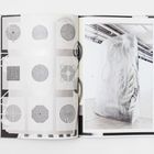 Links sind symmetrische, labyrinthartige Muster. Rechts eine Skulptur aus Stoff in einem hellen Raum.