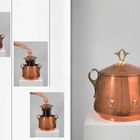 158. Ein bronzefarbener Topf mit Deckel und kunstvollen Griffen. Der Deckel wird von einer Hand angehoben.