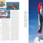Texte beschreiben die Entwicklung und Spezifikationen von Flugzeugen. Bilder zeigen Flugzeuge in Rot- und Silbertönen am Himmel.