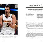 Links: Ein Basketballspieler im Nuggets-Trikot mit der Nummer 15, gestikuliert mit den Händen. Rechts: Text über Nikola Jokić, seine Erfolge, Zitat von Jerry West und seine Bedeutung im Basketball.