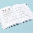 "Zungenbrecher Kaffee Gramm". Ein geöffnetes Buch auf hellblauem Hintergrund mit Fragen, die kreative Antworten erfordern.