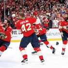 "Forsling 42" auf Spielertrikot. Eishockeyspieler in rot feiern auf dem Eis mit jubelnden Zuschauern im Hintergrund.