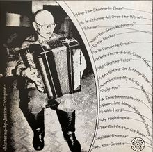 Eine Liste von Songtiteln in einem Kreis angeordnet. Daneben eine schwarz-weiße Illustration einer Person mit Akkordeon.