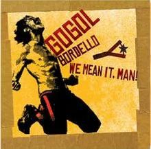 "GOgol BORdEllO. WE MEAN IT, MAN!" zeigt einen jubelnden Mann in gelb-schwarz-roter Grafik vor braunem Hintergrund.