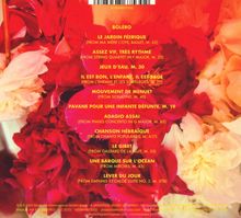 Die Texte in gelber Schrift auf rotem Blumenhintergrund listen Musikstücke wie "BOLÉRO" und "JEUX D'EAU, M. 30" auf.
