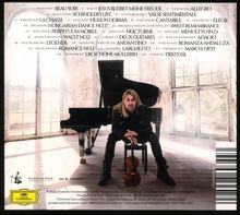 Texte: Titel verschiedener Kompositionen von Debussy, Bach, Veracini, und mehr. 

Ein Mann sitzt vor einem Flügel in einem hellen Raum.