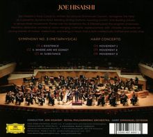 Text: "JOE HISAISHI", "SYMPHONY NO. 3 (METAPHYSICA)", "HARP CONCERTO". Musiker auf einer Bühne in einem Konzertsaal.