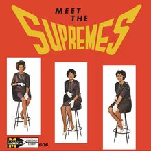 "Meet The Supremes" steht groß in Gelb auf Rot. Drei Frauen in dunklen Kleidern und Handschuhen sitzen auf Barhockern.