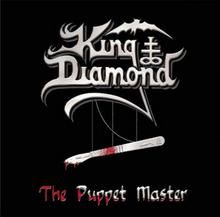 "King Diamond" und "The Puppet Master" in gotischer Schrift. Oben Fledermauskonturen, unten blutiger Holzstab.