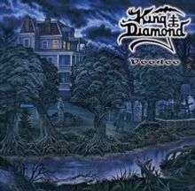 Text: "King Diamond Voodoo". Düstere Illustration eines Herrenhauses bei Nacht, umgeben von unheimlichen Bäumen und Wolken.