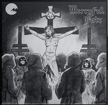 Text: "Mercyful Fate". Illustration: Eine gekreuzigte Figur vor robenbekleideten Gestalten. Zwei umgedrehte Kreuze.