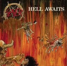„SLAYER HELL AWAITS“ in weiß auf feurigem Hintergrund. Illustration von gefolterten Gestalten und dämonischen Kreaturen.