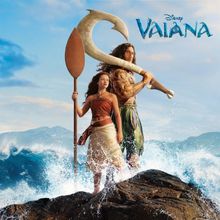 Text: "Vaiana". Ein Mädchen und ein großer Mann mit Haken stehen auf einem Felsen im Meer. Wellen schlagen hoch.