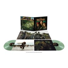 Mehrere Bilder aus "Pirates of the Caribbean". Zwei grüne Vinyl-Schallplatten sind ebenfalls sichtbar.