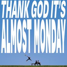 "THANK GOD IT'S ALMOST MONDAY" in weißer Schrift auf blauem Himmel. Unten springen Menschen auf einer Wiese.