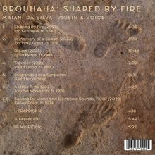 Text mit Titeln und Namen von Komponisten. Hintergrund mit Fußabdrücken im Sand.