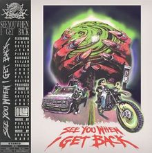 "SEE YOU WHEN I GET BACK" steht groß unten. Illustration zeigt Krallen, die einen Planeten greifen, mit Auto, Motorradfahrer.