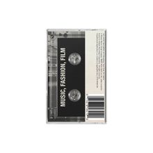 Schwarzer Kassettenteil mit weißem Text: "MUSIC, FASHION, FILM". Transparente Hülle, Barcode rechts.