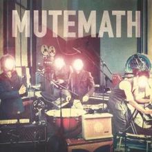 TEXT: MUTEMATH. Bandmitglieder mit leuchtenden Köpfen an Instrumenten. Retro-Studio-Atmosphäre.