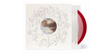 Verzierte Schrift auf einem Albumcover, mit rundem Ausschnitt, zeigt Wolken. Drei Schallplatten in Rot und Weiß.