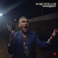 MAKE-UP IS A LIE MORRISSEY. Eine erschrockene Person im Anzug mit weit geöffnetem Mund und ausgebreiteten Händen.