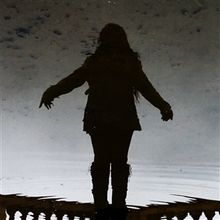 Keine erkennbaren Texte. Silhouette einer Person, die mit ausgestreckten Armen vor einem Gewässer steht.