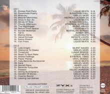 Titelliste von CD 1 und CD 2 mit je 15 Tracks und Künstlernamen. Hintergrund: Strand bei Sonnenuntergang mit Palmen.