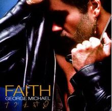 „FAITH“ und „GEORGE MICHAEL“ sind in Gelb und Weiß. Eine Person in Lederjacke fasst ihren Kragen, mit Ohrring sichtbar.