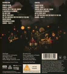 Texte:
- Feature Film und Concert: Tracklisten inkl. "Pompeii Intro", "Echoes" usw.
- Pink Floyd-Mitglieder: David Gilmour, Nick Mason.
- Aufnahmeort: Römisches Amphitheater, Pompeji.

Darunter ist eine Konzertszene mit Musikern und Instrumenten vor einer beleuchteten Bühne zu sehen.