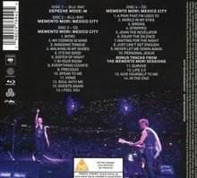 Tracklisten der Discs 1 bis 4 von "Memento Mori: Mexico City". Im Hintergrund Konzert mit großer Menschenmenge.