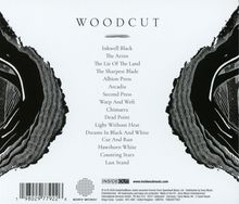 "WOODCUT" erscheinen oben über einer Liste von Songtiteln, umrahmt von stilisiertem Holzmaserungsdesign.