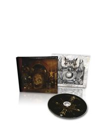 "Mayhem" und "Liturgy of Death". Ein CD-Case mit Totenkopf-Illustration und eine CD in Schwarz mit goldenen Symbolen.