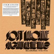 "Soft Machine Slightly All the Time" in großer Schrift. Anthologie von 1970-1974. Bilder von Bandmitgliedern auf Filmstreifen.