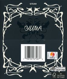 Oben: „&TEAM“. In der Mitte: „YUMA“. Unten: Barcode. Logo mit Ornamenten und Pflanzenmotiven.