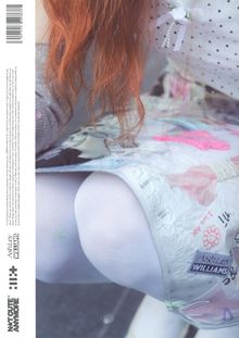 NX T CUTE ANYMORE, AshLey WILLIAMS. Verspieltes Outfit mit roten Haaren, weißen Strümpfen, Polka-Dots und zarten Details.