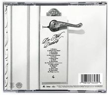 Ein Türschild mit der Aufschrift "Do Not Disturb" und einer Trackliste ist an einer verzierten Türklinke befestigt.