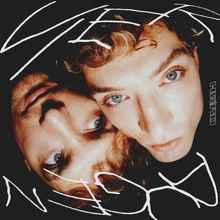 Zwei Gesichter, übereinander dargestellt, in einer CD-Hülle mit stilisiertem Schriftzug auf dem Cover.