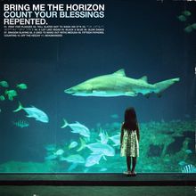 Text: "BRING ME THE HORIZON COUNT YOUR BLESSINGS REPENTED." Ein Mädchen steht vor einem Aquarium mit Haien und Fischen.