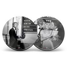 Ein Mann spielt Klavier, daneben eine Frau zwischen zwei Männern, die sie küssen. Vintage-Stil, schwarz-weiß.