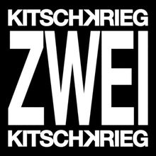Text: "KITSCHKRIEG ZWEI KITSCHKRIEG"; weißer Text auf schwarzem Hintergrund, minimalistisches Design.