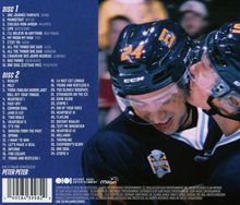 Auf der linken Seite stehen zwei Tracklisten, "Disc 1" und "Disc 2." Rechts sind zwei Eishockeyspieler abgebildet.