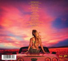 Texte: "Midnight Sun", "Blue Moon", "Pretty Ugly", "Girl's Girl", "Crush", "Eurosummer", "Hot & Sexy", "The Ambition", "Saturn's Return", "Puss Puss".

Eine Frau sitzt auf einem Auto, der Himmel ist bunt bei Sonnenuntergang.