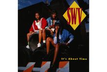 "SWV" in gelbem Rhombus, darunter "It's About Time". Drei Frauen sitzen auf großen Rohren vor dunklen Gebäuden.