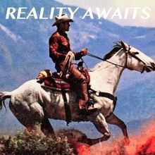 Text: "REALITY AWAITS". Eine Person reitet in Cowboy-Kleidung auf einem weißen Pferd in einer bergigen Landschaft.