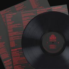 Vinyl-Schallplatte mit rotem Text: "Bis Einer Weint", "Stereo", "45 RPM", umgeben von weiteren Titeln.