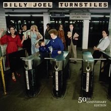 "BILLY JOEL TURNSTILES" und "50TH ANNIVERSARY EDITION" oben. Szene in einer U-Bahn-Station voller unterschiedlicher Menschen.