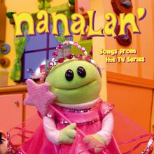 "nanaLan', Songs from the TV Series". Ein grünes Puppenwesen trägt ein pinkes Prinzessinnenkleid mit Krone und Zauberstab.
