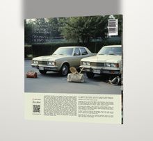 Zwei beige Autos auf einem Parkplatz. Davor Sporttaschen und Tennisschläger. Texte beschreiben möglicherweise Musikdetails.