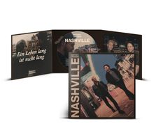 "NASHVILLE" steht links senkrecht. Zwei Männer gehen auf einer hell erleuchteten nächtlichen Straße.