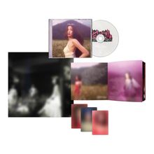 CD-Cover mit Text "Fatal Love". Eine Frau in einem weißen Kleid vor einer Bergkulisse. Beinhaltet verschiedene Bilder.